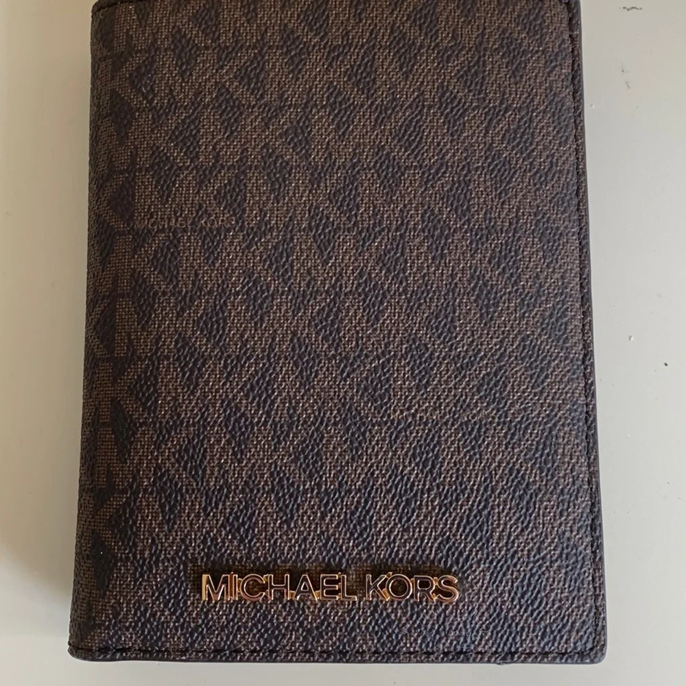 MICHAEL KORS PASSPORT HOLDER NWT - Picture 1 of 6